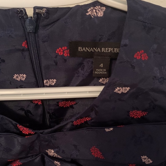 Banana Republic Sleeveless Business Casual Top - Picture 2 of 3